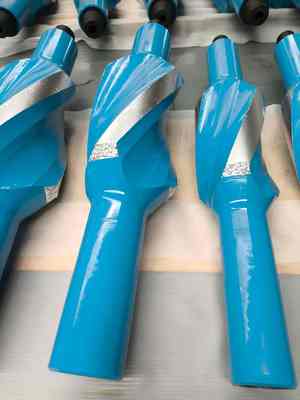Estabilizadores integrales de cuchilla espiral de 9-1/4" con cuerpo OD de 6-1/2" con caja Reg. de 4-1/2" abajo y caja IF de 4" arriba.